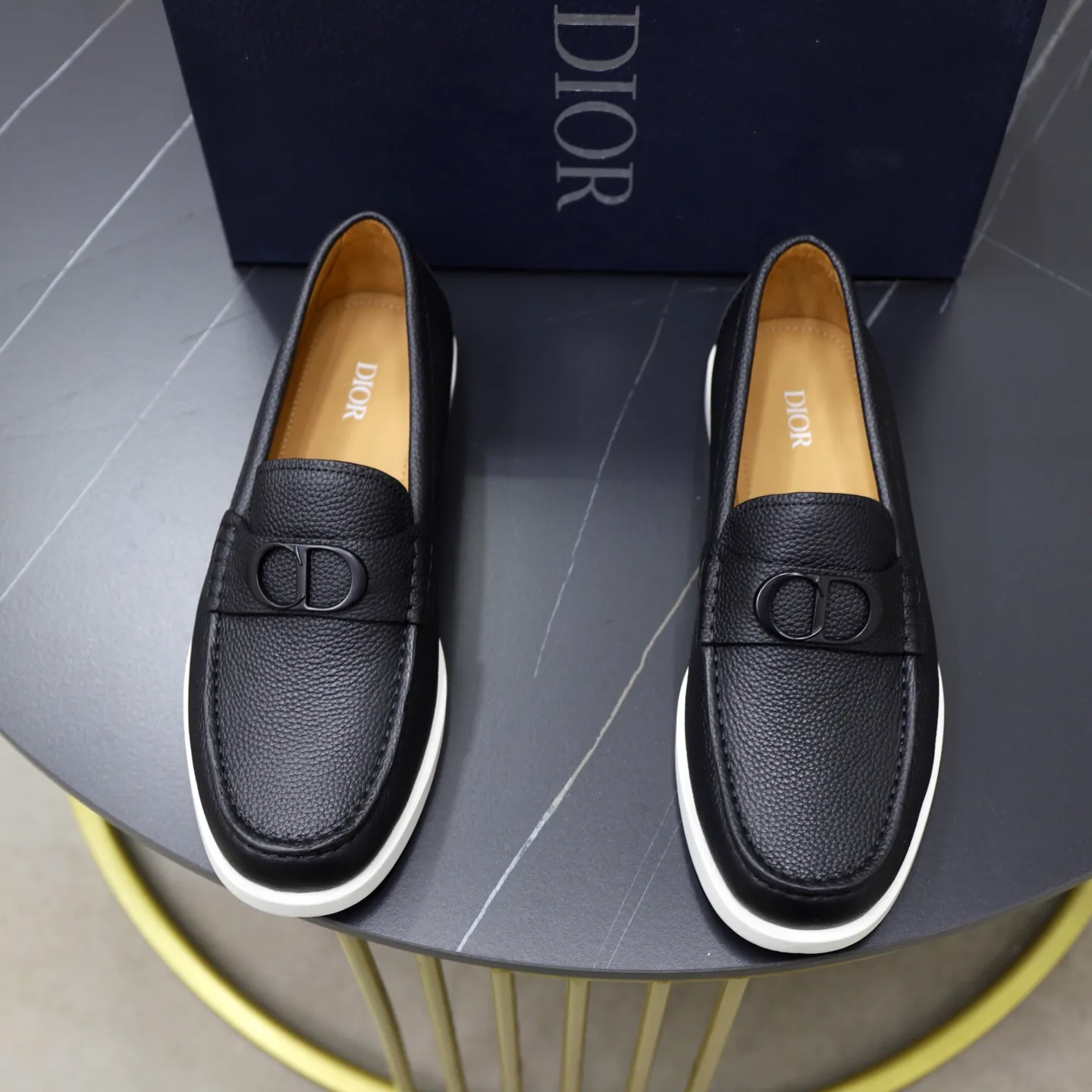Ex-factory price: 560🙅‍♂️🙅‍♂️🙅‍♂️ Brand: Dior DIOR Standard code: Men's code 38/44 (45 can be customized) Grade: Same as the official website Material: Original cowhide stitching, cowhide lining, original TPU wear-resistant soft outsole Style categories: Leisure and sports version, footwear for driving, young fashion, European and American trends, British style Color: actual picture color